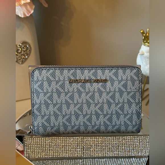 NWT! Michael Kors Zip Around Card Case In Signature Print - Picture 6 of 10